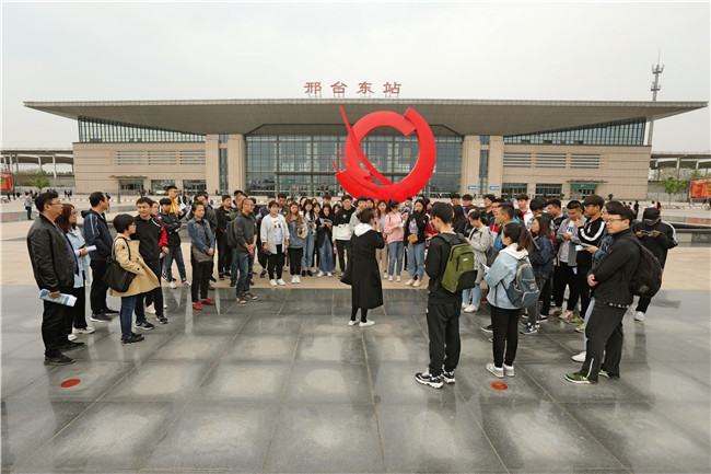 参赛者们于邢台东站进行考察 © ued