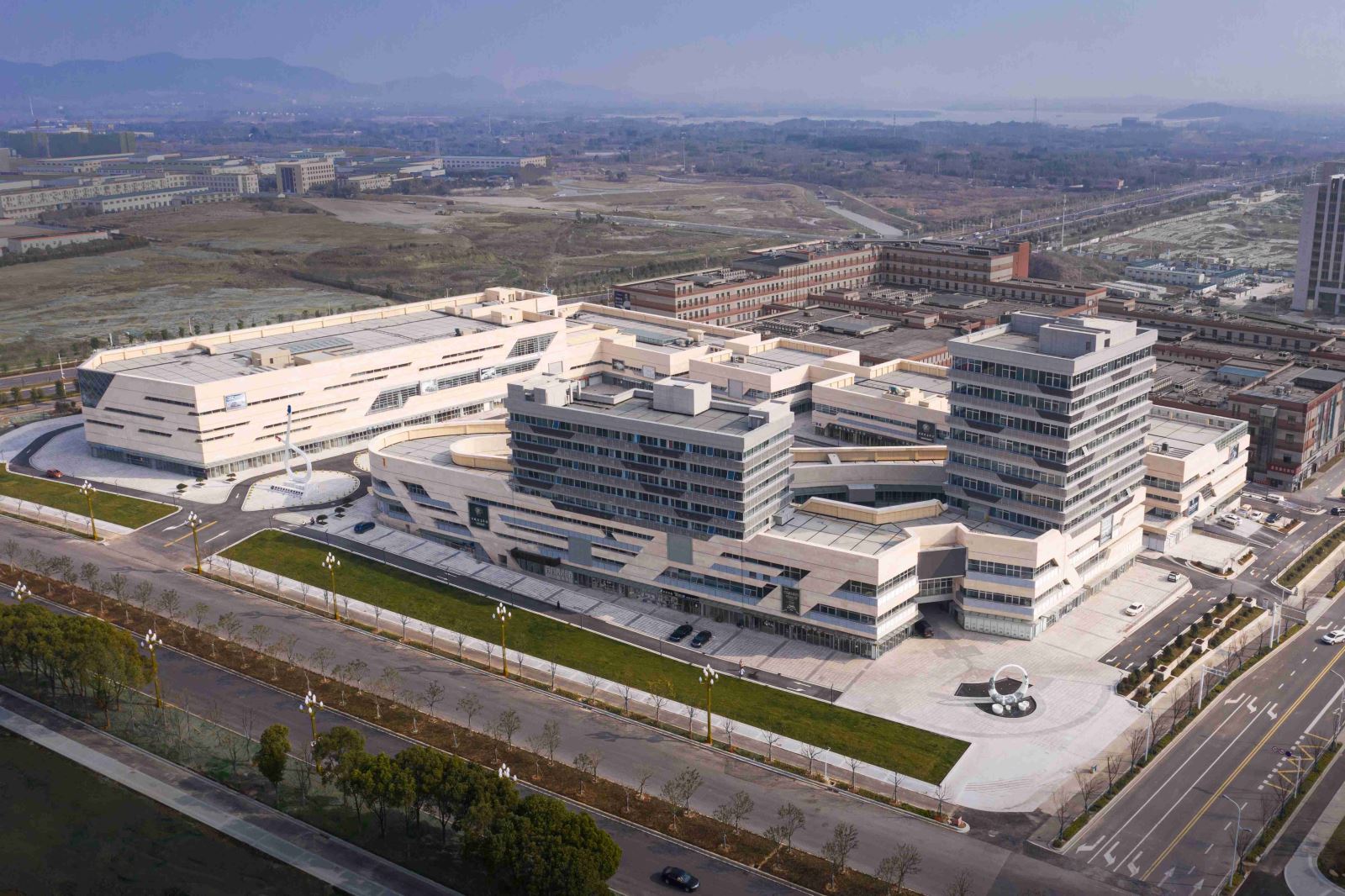 "人,城,产"合一的创新驱动产业综合体