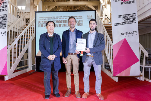 崔愷先生为一等奖获得者颁奖