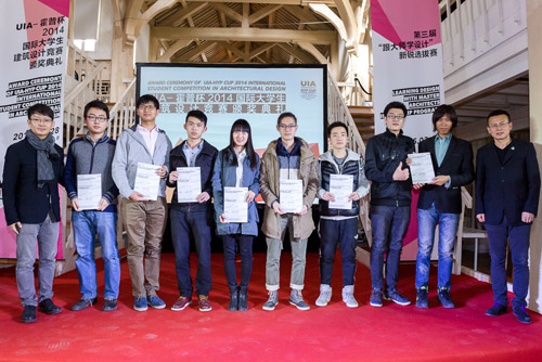 李兴钢先生，龚俊先生为入围奖获得者颁奖