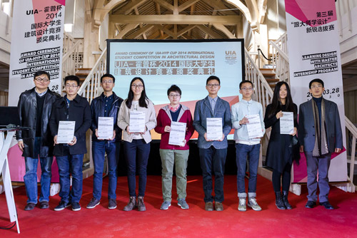 夏海山先生，李岳岩先生为优秀奖获得者代表颁奖