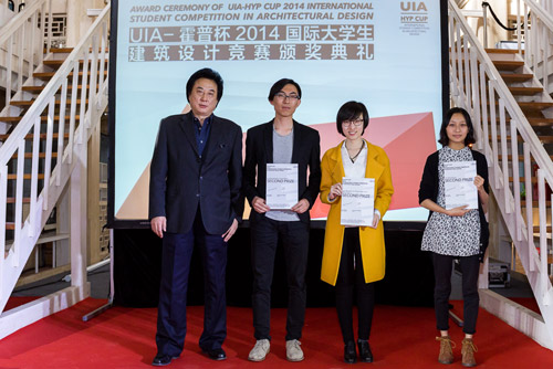 张颀先生为二等奖获得者颁奖