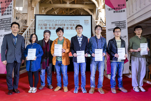 张勃先生，龙灏先生为入围奖获得者颁奖